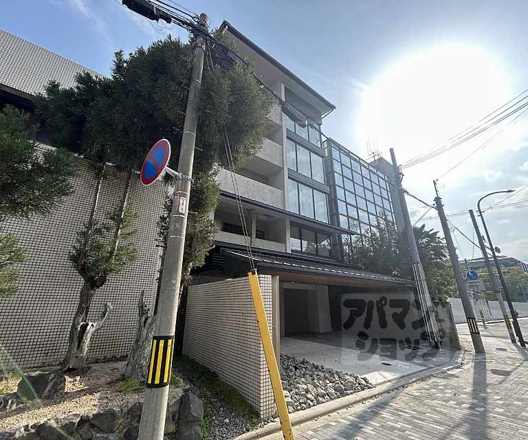 ＴＨＥ　ＲＥＳＩＤＥＮＣＥ　文化庁前