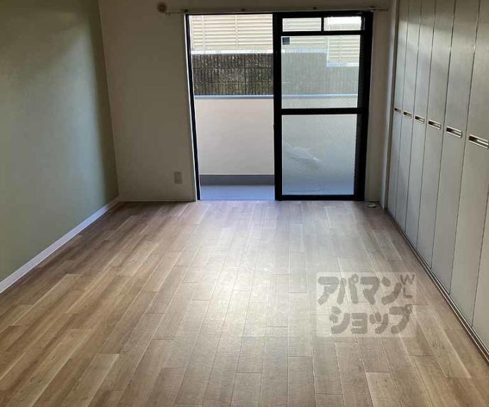 【ロイヤルコートワダ】間取