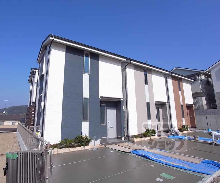 エクリュ（ＫＯＳＭＯＳ　ＰＬＡＣＥ）