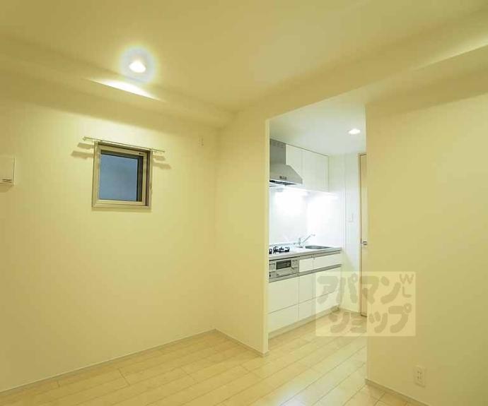 【仁和寺街道六軒町西入四番町マンション】間取