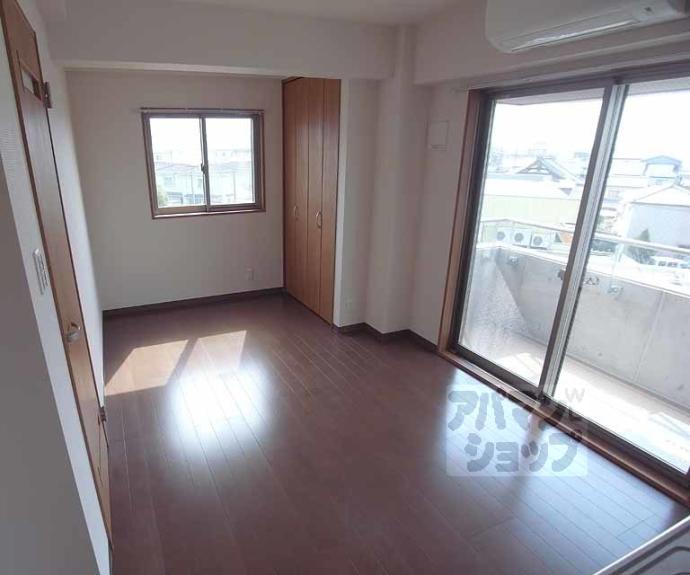 【エバー・グリーン六地蔵駅前】間取