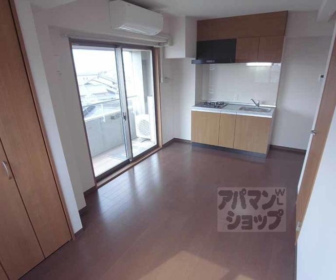 【エバー・グリーン六地蔵駅前】間取