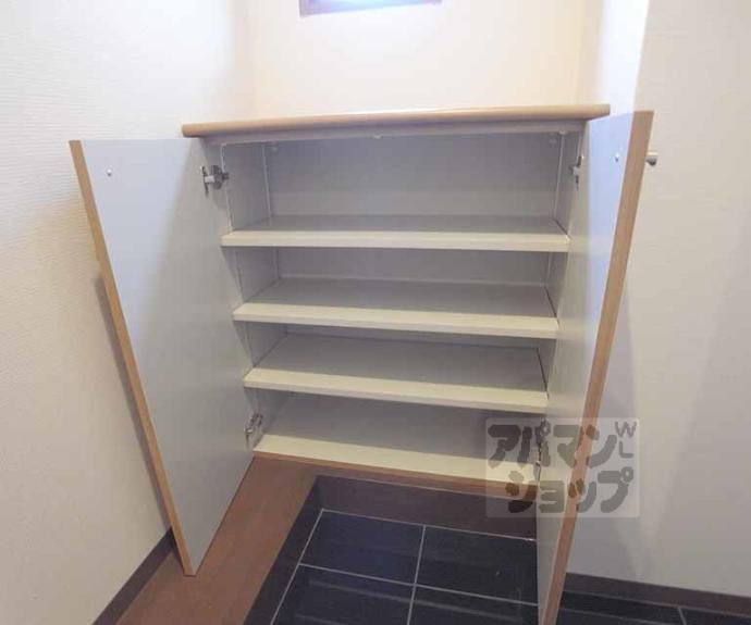 【エバー・グリーン六地蔵駅前】間取