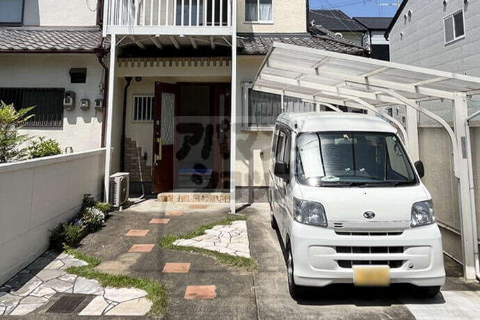 車が2台置ける駐車場付き