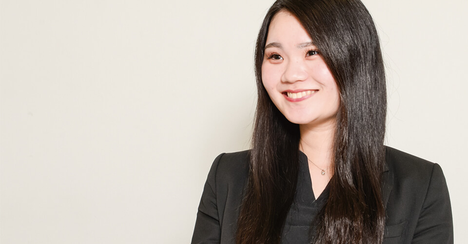 先輩社員のインタビューを読む